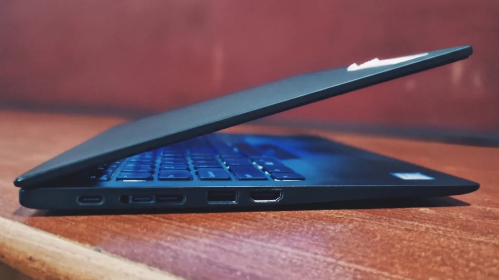 Lenovo ThinkPad X1 Carbon (7th gen) Left side View