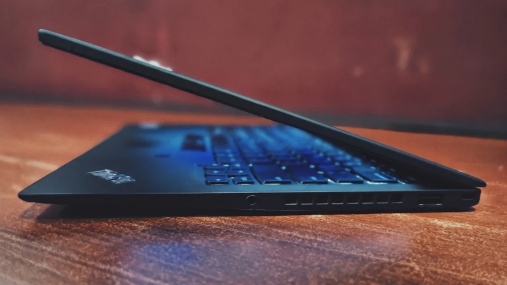 Lenovo ThinkPad X1 Carbon (7th gen) right view