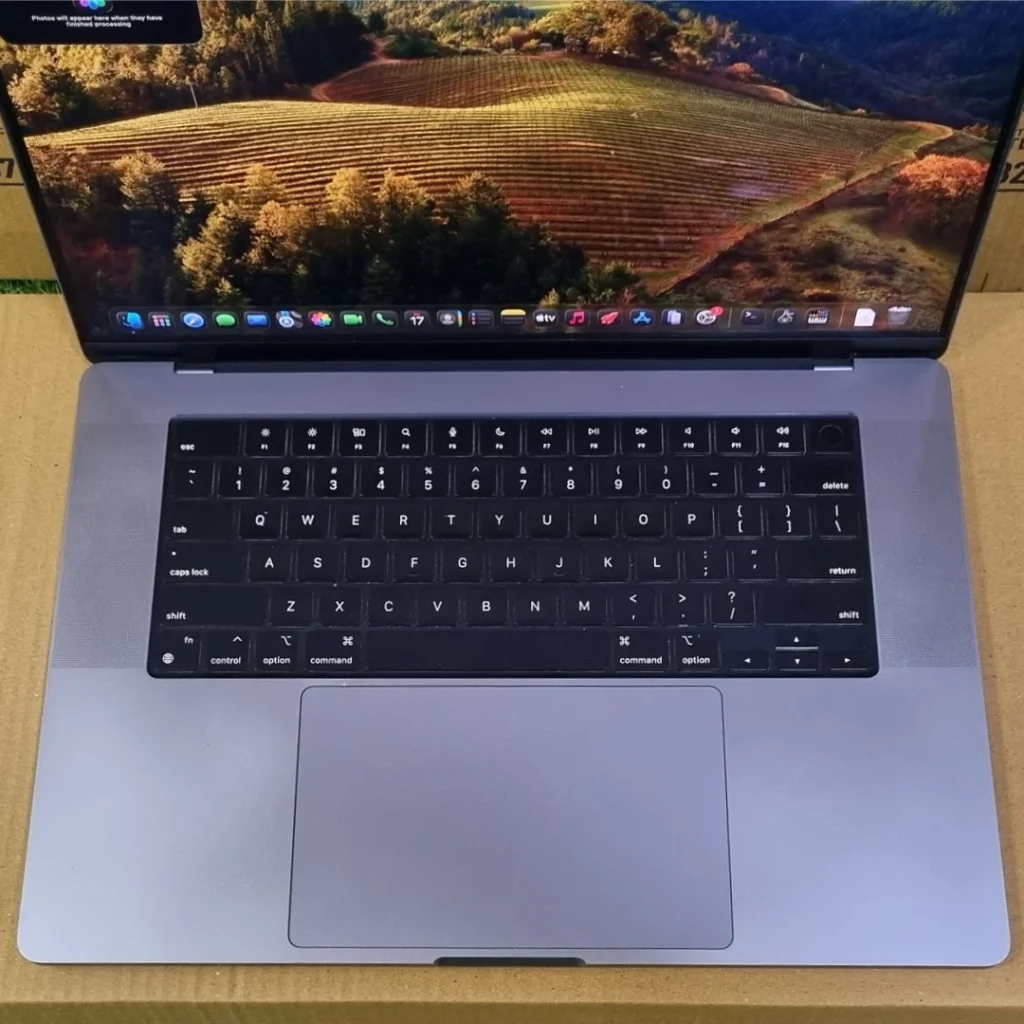 Refurbished MacBook Pro A2485 16.2 inches M1 Max 32GB RAM 512GB SSD Focus on KeyBoard