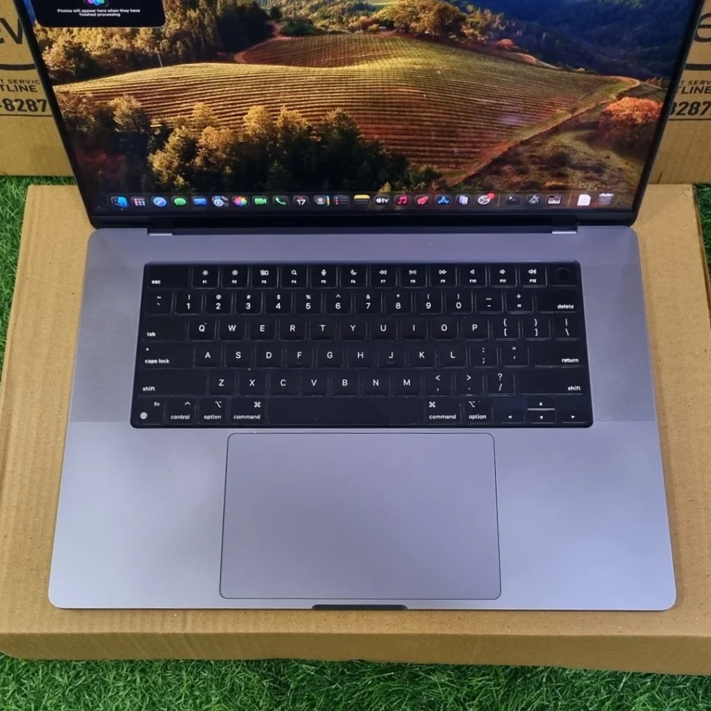 Refurbished MacBook Pro A2485 16 inches M1Pro Focus on keyboard