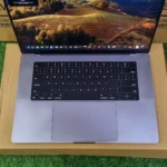 Refurbished MacBook Pro A2485 16 inches M1Pro Focus on keyboard