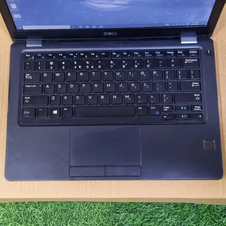Dell Latitude 5280 Intel Core i7 7th Gen focus on keyboard