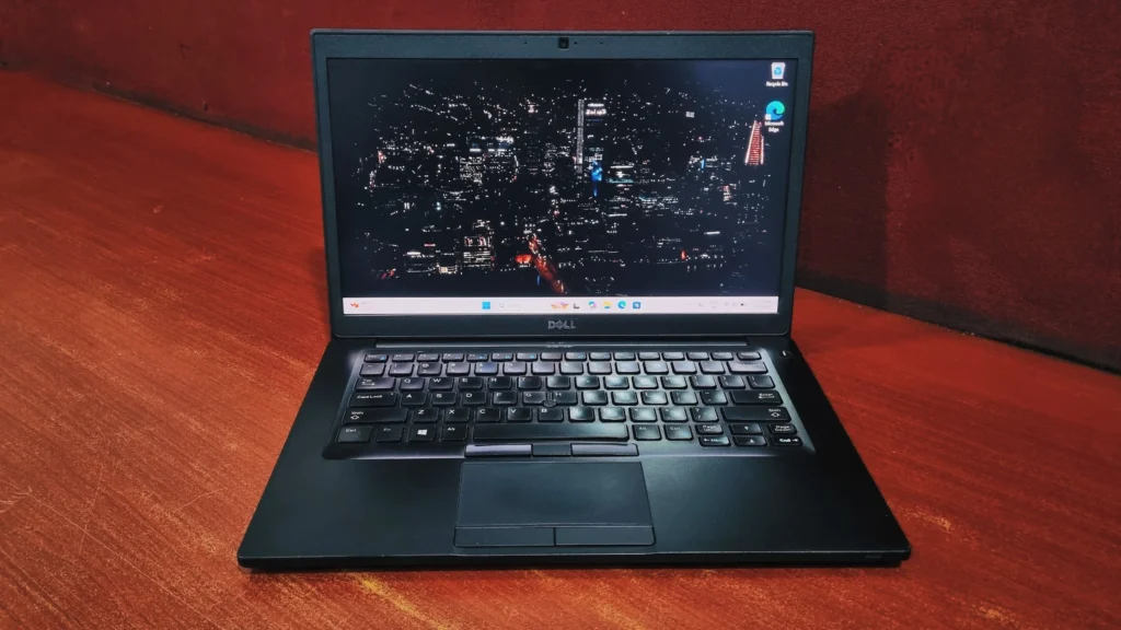 Dell Latitude 7490 Front view