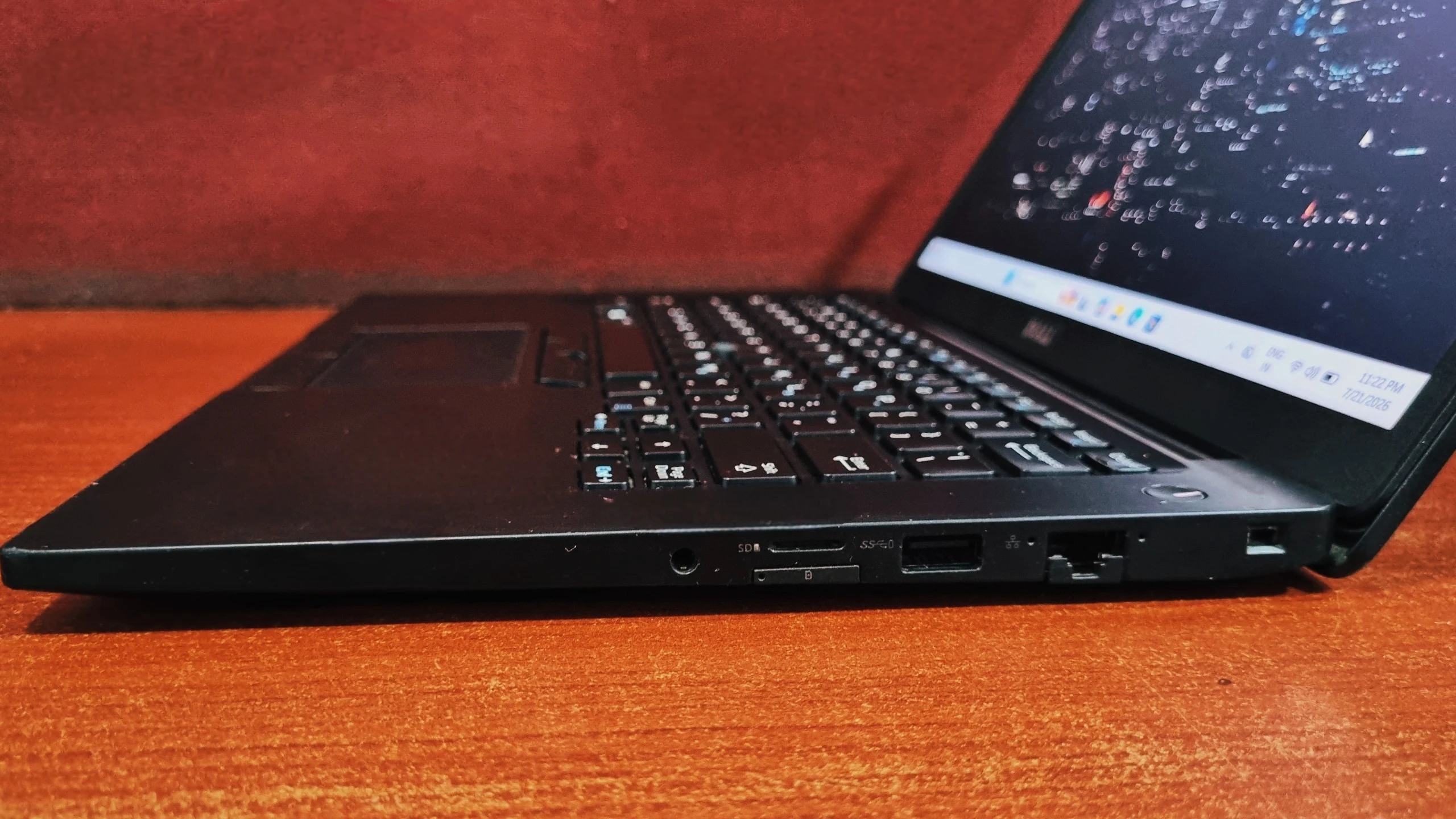 Dell Latitude 7490 right side ports close-up