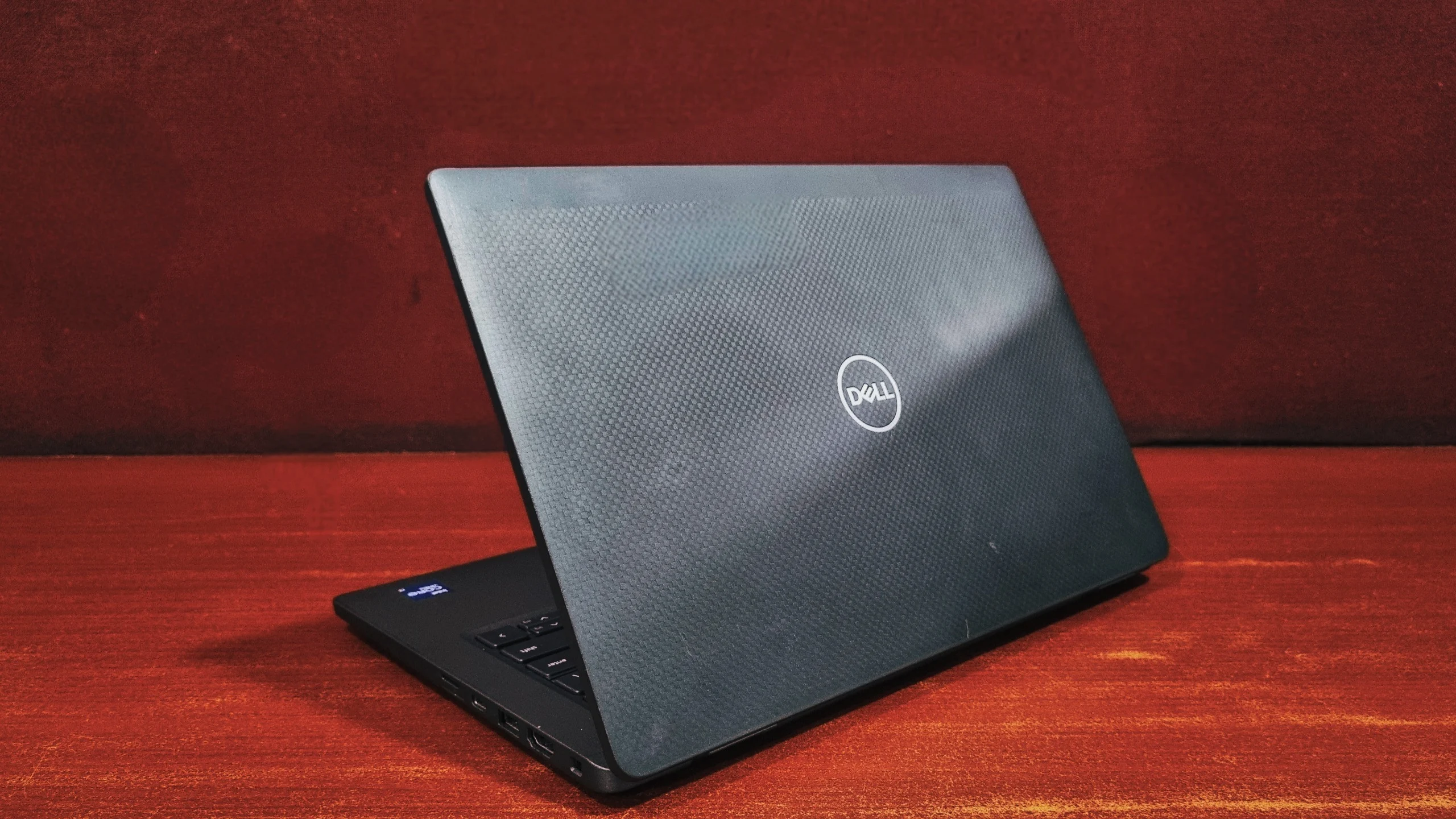 Dell Latitude 7320 design and build quality with magnesium-alloy frame and carbon-fiber lid