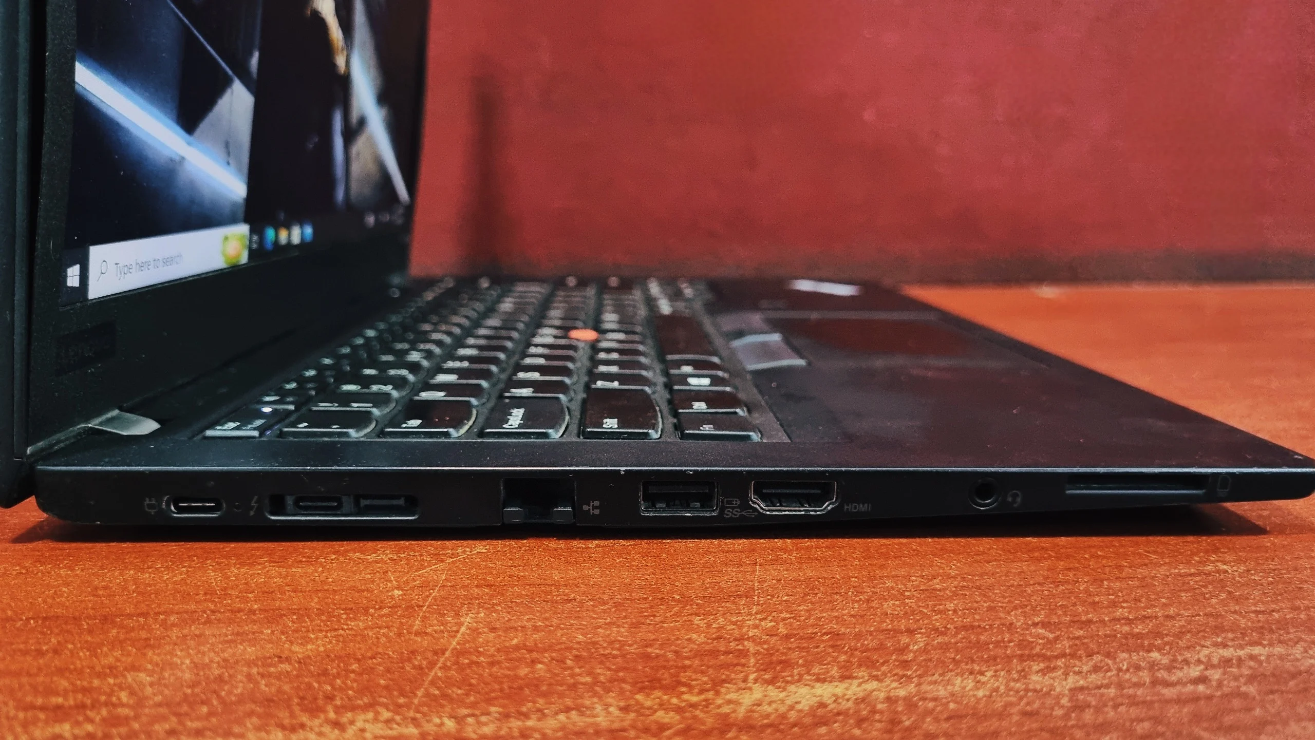 Lenovo ThinkPad T480s left side ports: Thunderbolt 3, USB 3.1, HDMI, Ethernet extension, audio jack and micro-SD slot