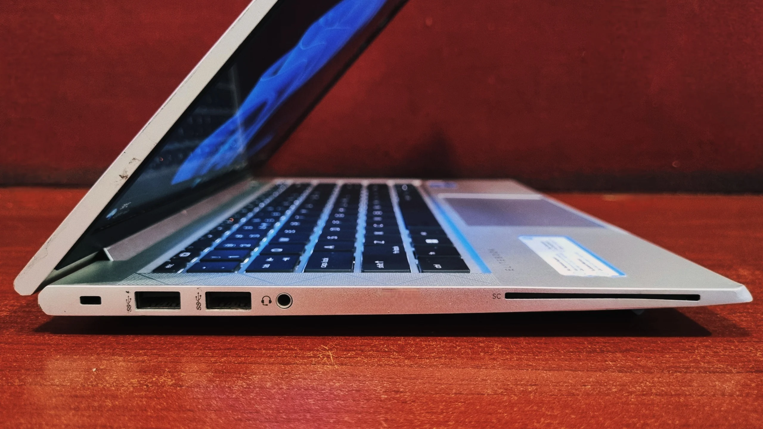 HP EliteBook 830 G8 left side ports
