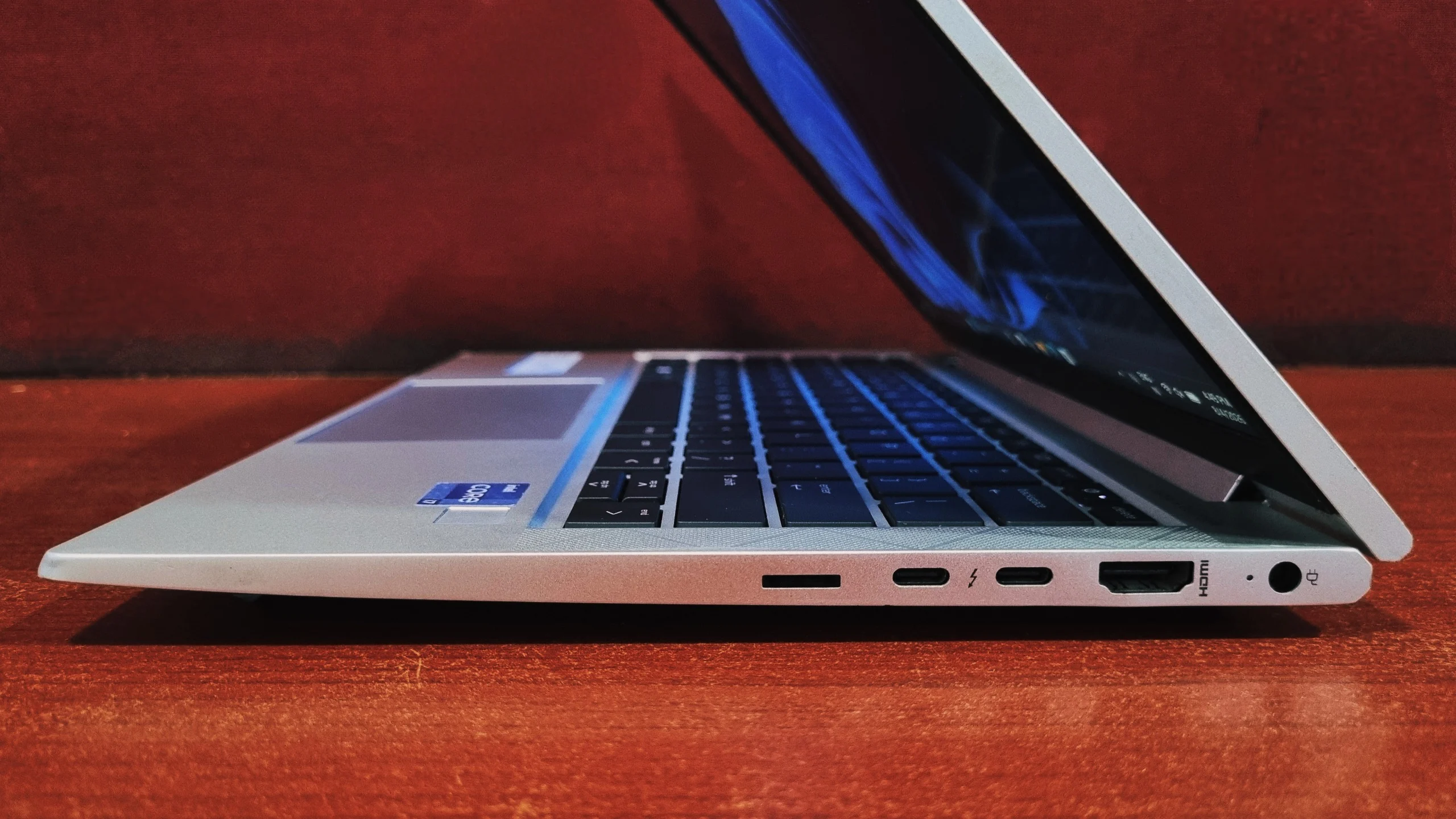 HP EliteBook 830 G8 right side ports